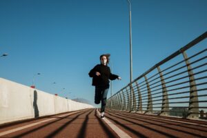 mujer-corriendo-en-tartán